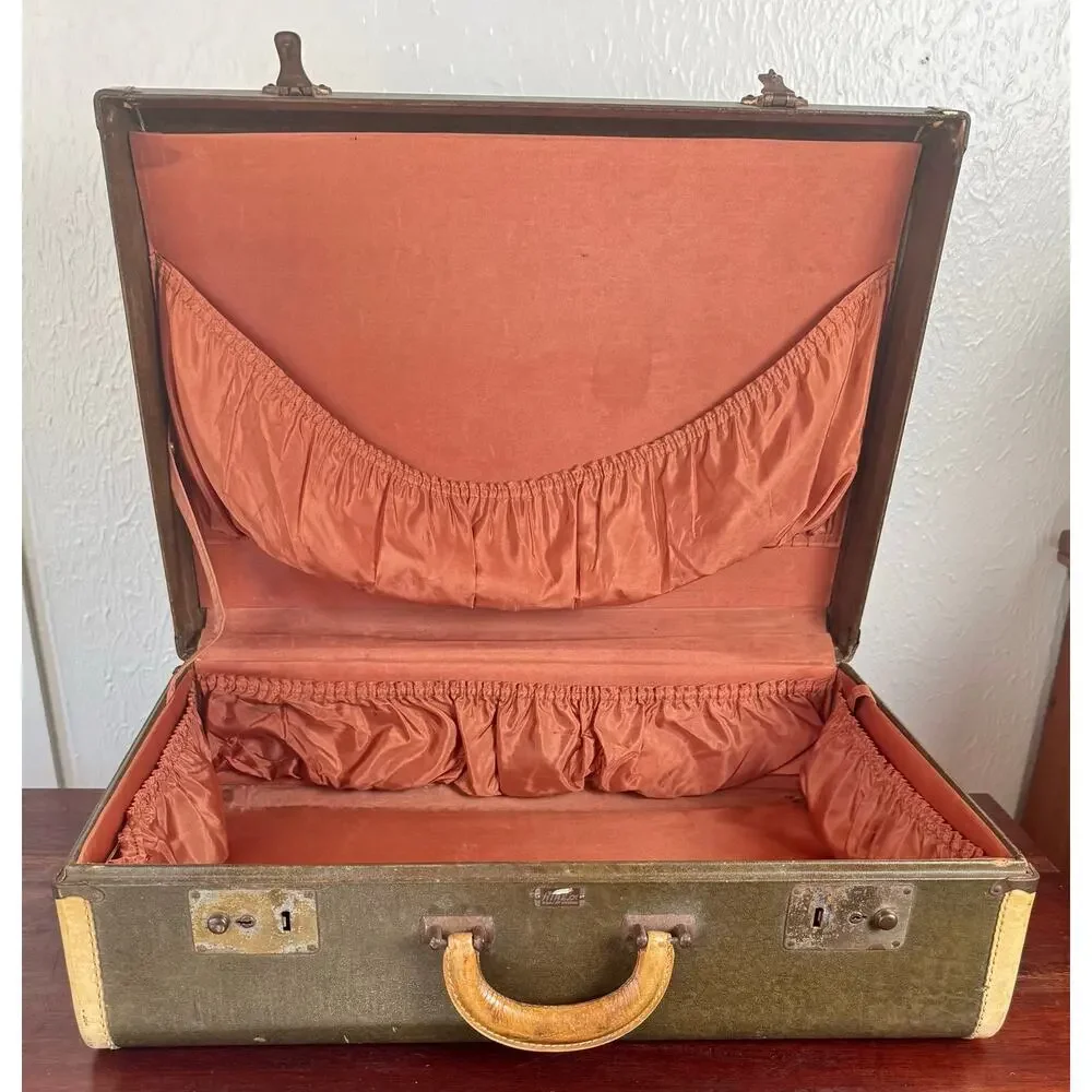 Airess Atlas of Chicago Green Fiberglass Suitcase Vintage Luggage